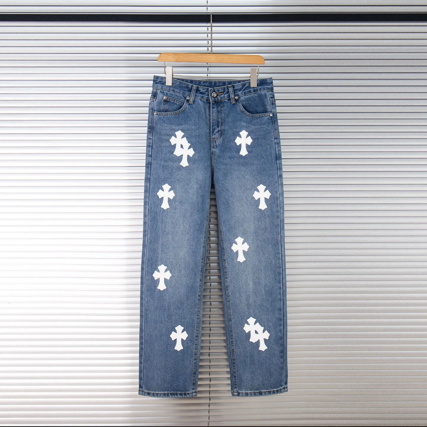 P210 Chrome Hearts jeans, blue and white leather. As we all know, chromehearts jeans use vintage Levis jeans as the base for creation. They usually add their own unique silver buckles and silver ornaments, plus leather embellishments. This is what doubles the value of these vintage jeans. Because the base is vintage jeans, the jeans themselves have become very soft and comfortable after years of baptism. This can be distinguished from ordinary jeans. Regarding the size, you should also refer to the pants data. Style number: 1780# Size: 28 30 32 34 36